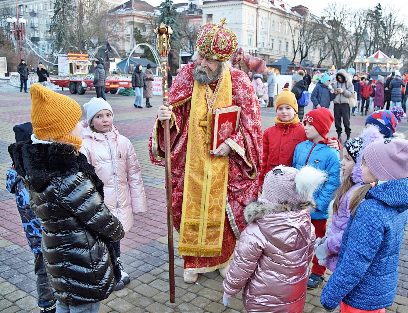 Святий Миколай (актор Михайло Безпалько): «Бачу, дітки, щічки у вас рум’яні, знаю, всі ви тут слухняні, мамі, таткові в поміч будьте і мене не забудьте». Фото автора